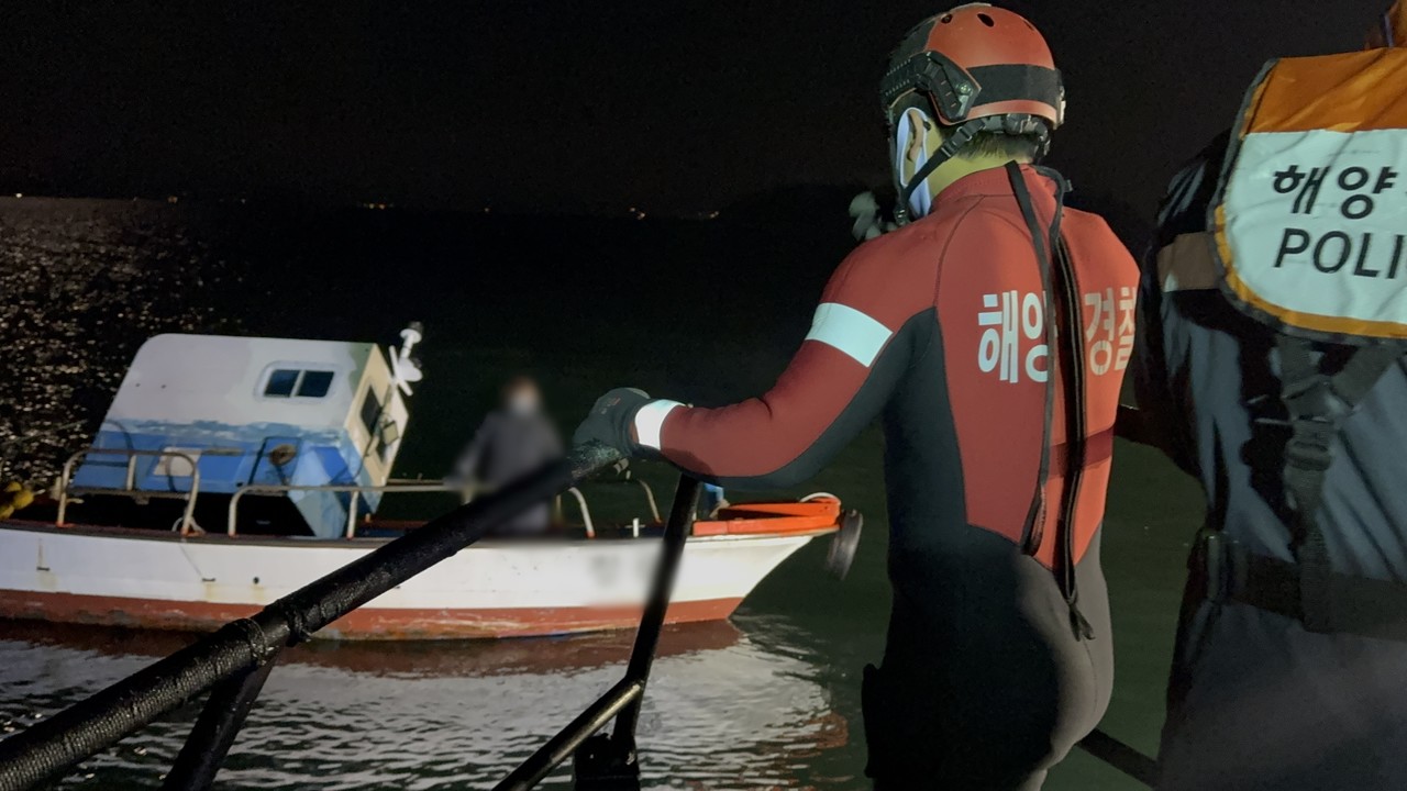 ▲사고어선에 해양경찰이 도착해 승선원을 구조하고 있다. ⓒ여수해양경찰서