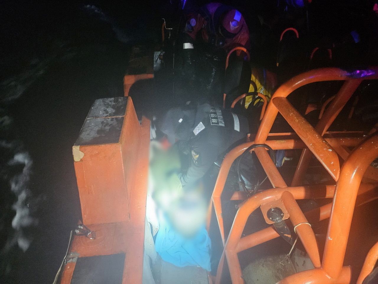 ▲해상추락한 선원을 구조하여 심폐소생술을 해경이 진행하고 있다. ⓒ여수해양경찰서