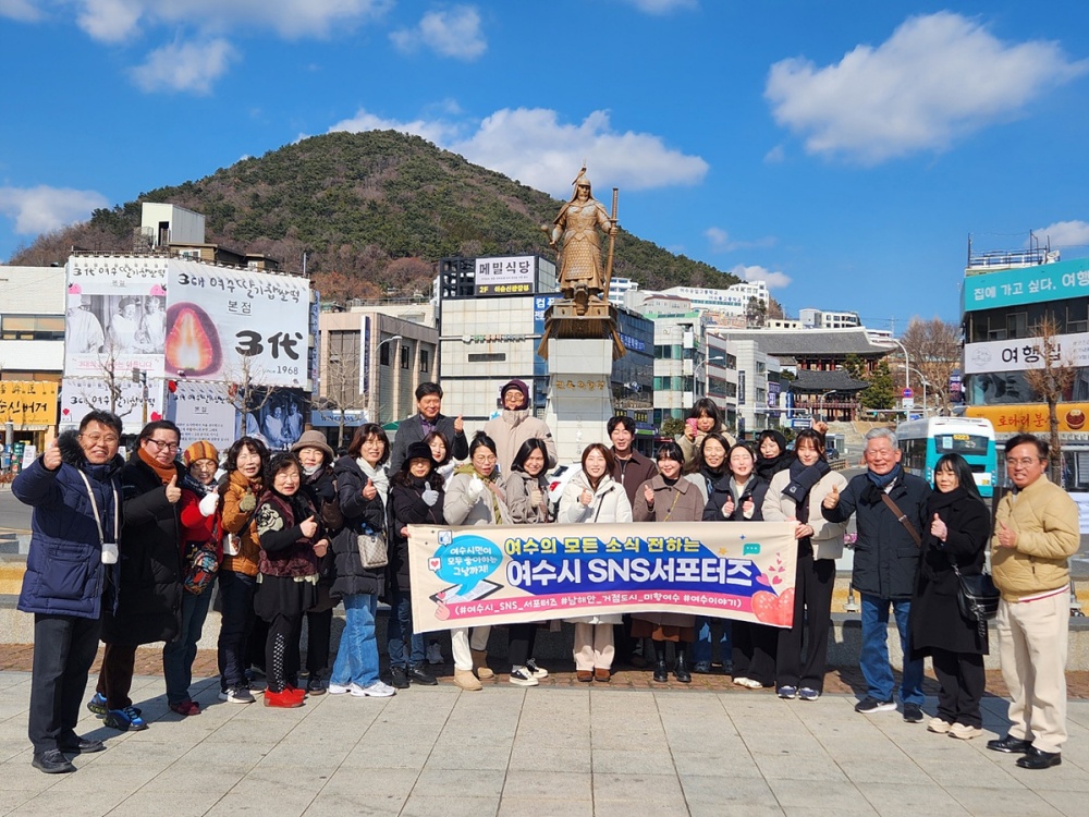 ▲ 여수시 SNS 서포터즈가 지난 10일 이순신광장 등 중앙동 일원에서 ‘이순신 장군 역사교육 답사지 여수’ 홍보 공동 취재를 진행했다.ⓒ여수시