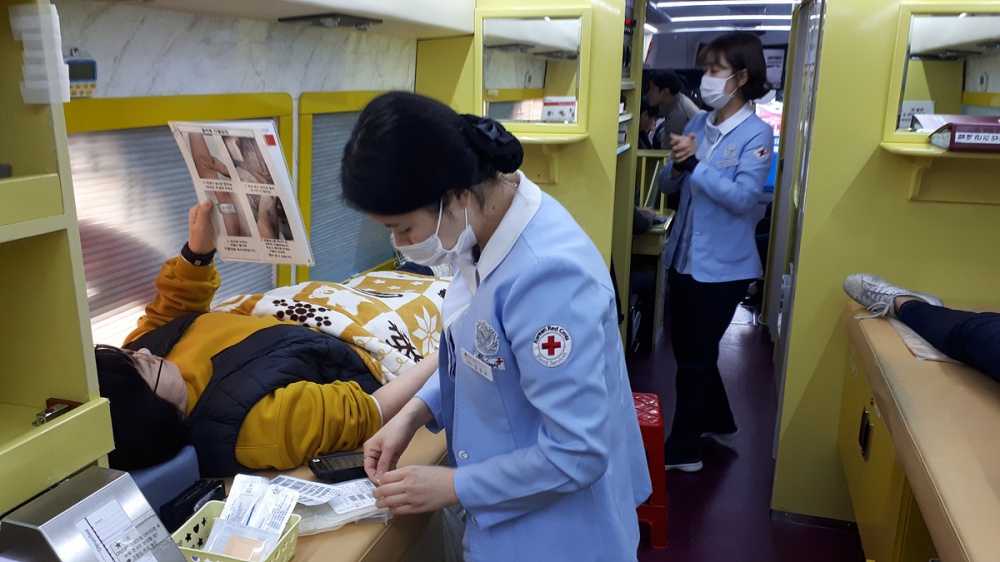 ▲ 한 여수시민이 대한적십자사 광주‧전남혈액원 이동 헌혈 차량에서 헌혈하고 있다.ⓒ여수시