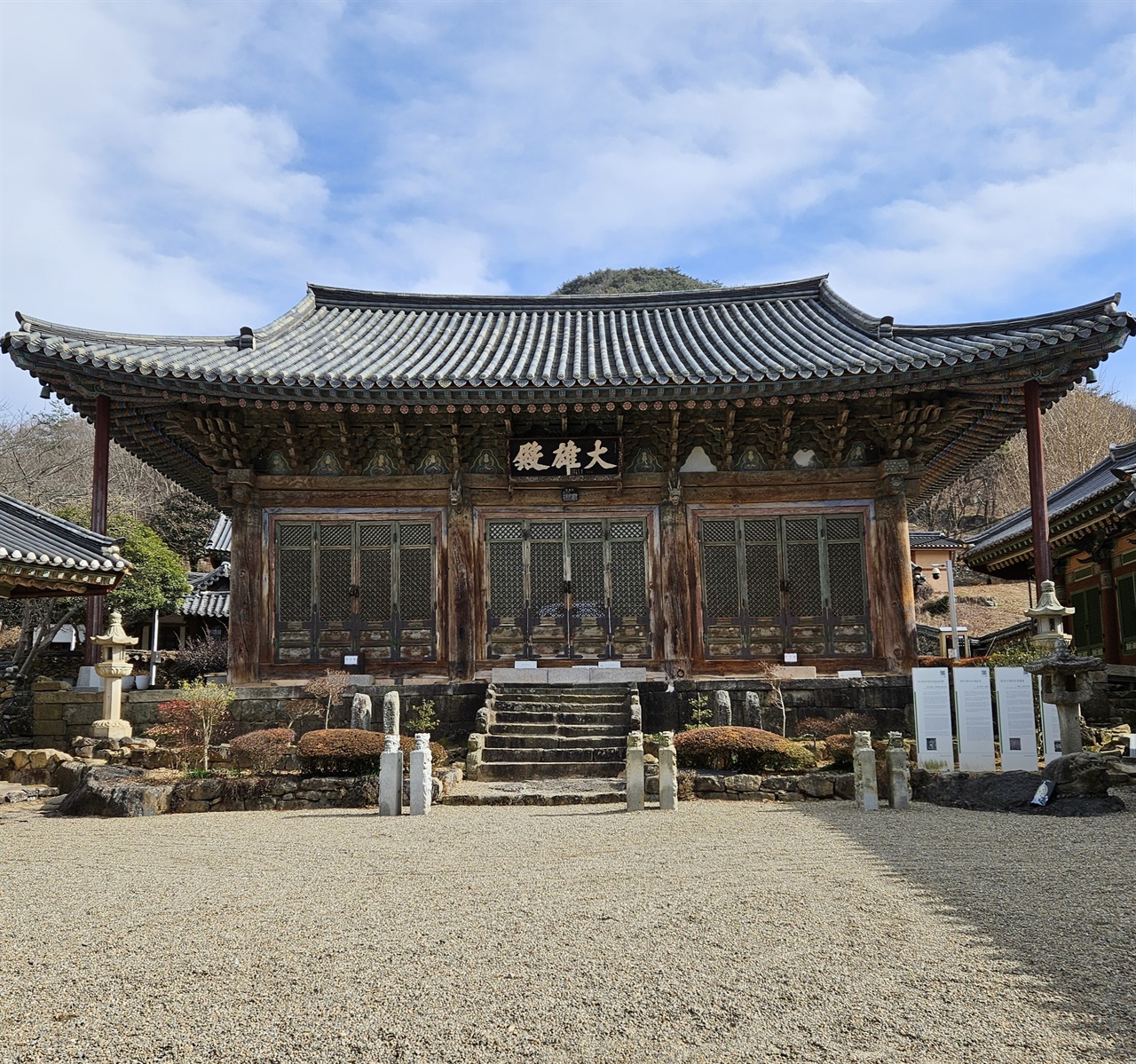 ▲법왕문에서 바라본 대웅전다른 절과 달리 마당에 석탑이 없고, 석등과 괘불대가 있다. ⓒ 박귀단