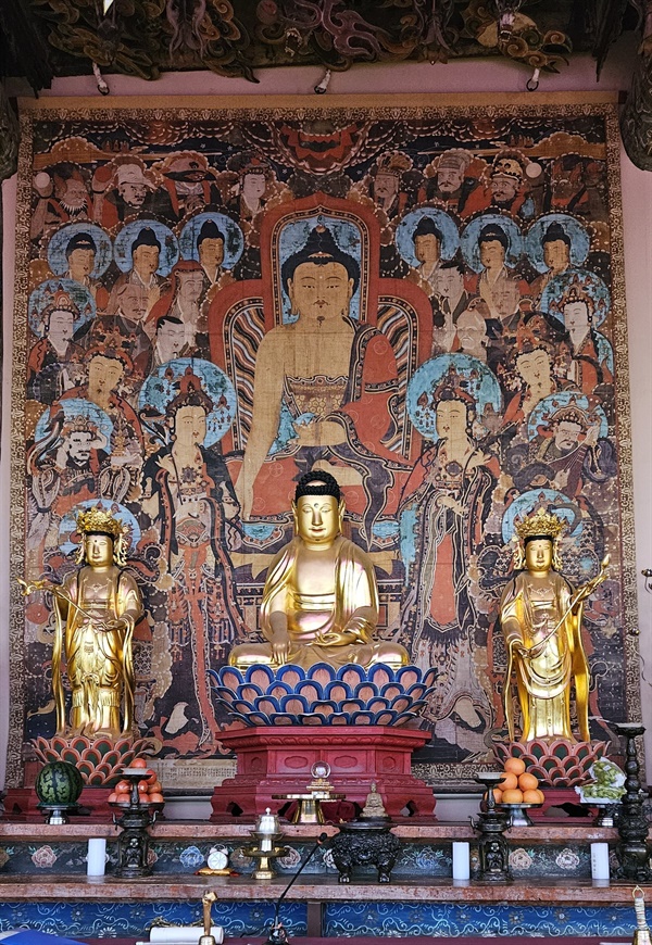 ▲ 대웅전 석가여래삼존상과 후불탱화(앞)석가여래삼존상 (뒤) 후불탱화는 왕의 만수무강과 나라의 평안 등을 기원하며 그린 불화다 ⓒ 박귀단