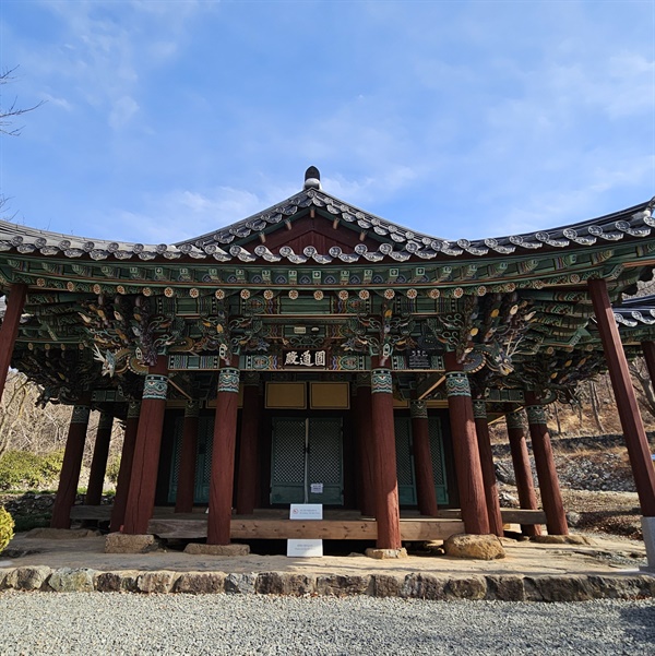 ▲ 원통전(관음전)석탑대신 탑돌이 한 원통전(천안 천수 관세음보살 기도 도량)이다 ⓒ 박귀단