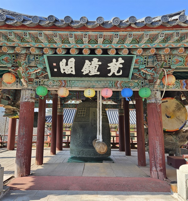 ▲ 범종범종각에는 가운데 동종, 오른쪽에 북, 왼쪽 앞에 목어, 뒤에 운판이 보인다. ⓒ 박귀단