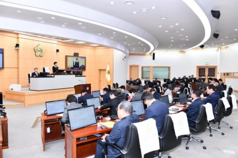 ▲ ‘여수공항 안전대책 강화 및 활성화 촉구 건의안’을 전체의원 만장일치로 채택ⓒ여수시의회