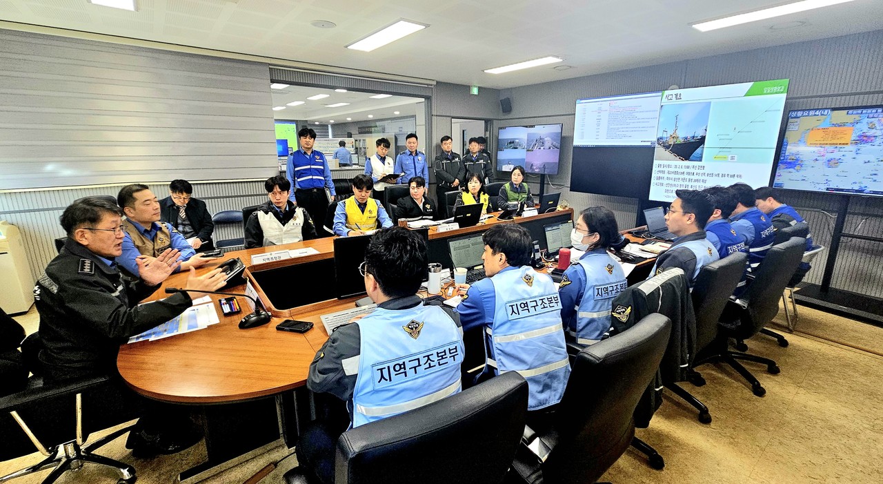 ▲김용진 해양경찰청장은 여수해역 어선 침몰사고에 대응하는 지역구조본부(여수해양경찰서)에 방문 격려했다.ⓒ여수해양경찰서