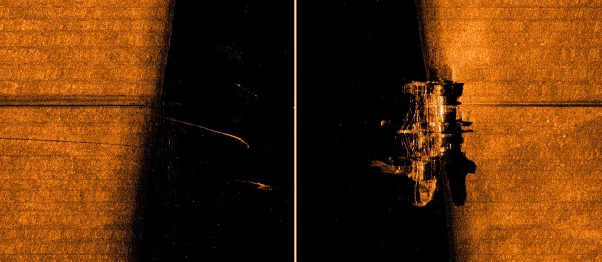 ▲ 사이드스캔소나에서 촬영된 침몰선체 사진(수심 82.8m 해저면에 거의 직립 형태로 보이고 있는 상태) ⓒ여수해양경찰서