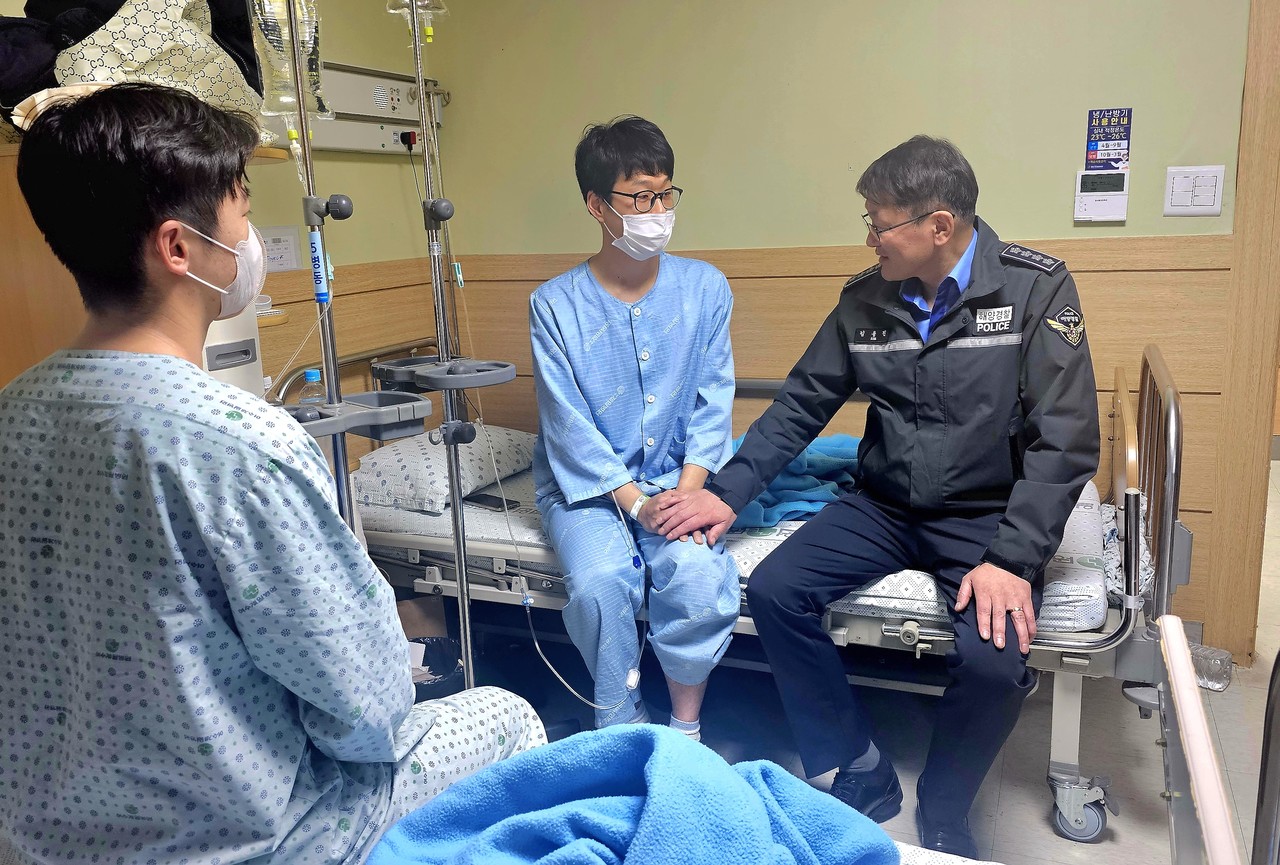 ▲김용진 해양경찰청장이 여수해역 어선 침몰사고 현장 항공기 순찰 및 수색상황 지휘와 침몰사고 당시 현장 수색 중 단정 전복 사고로 병원에 입원한 해상 추락한 현장요원들을 격려하고 있다.  ⓒ여수해양경찰서