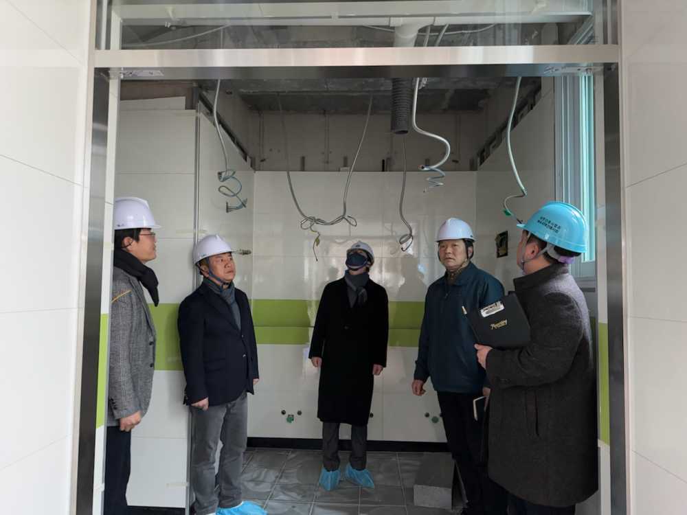 ▲ 남녀공학 전환 화장실 개선 현정점검 .ⓒ전라남도여수교육지원청