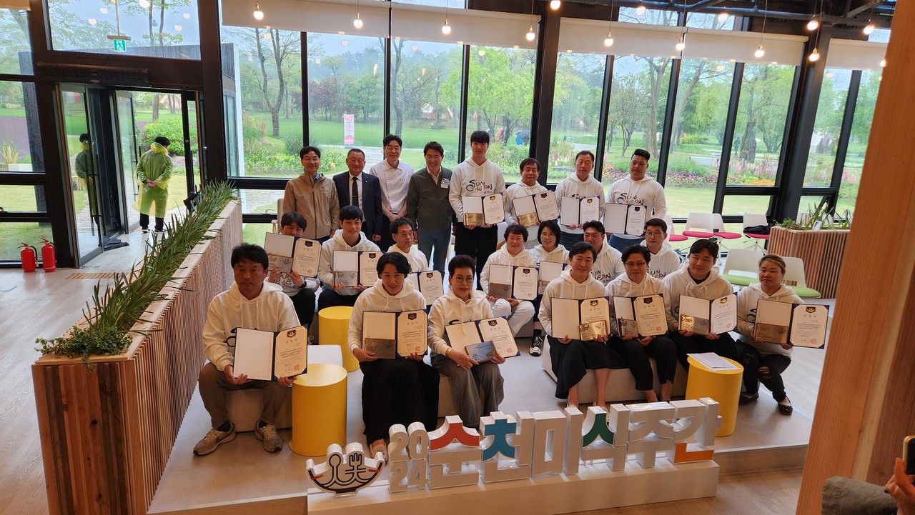 ▲ 지난해, 미식주간을 맞아 네이버 등에서 평점이 높은 20개 업소를 초청해 인증서와 인증패를 증정했다.ⓒ순천시