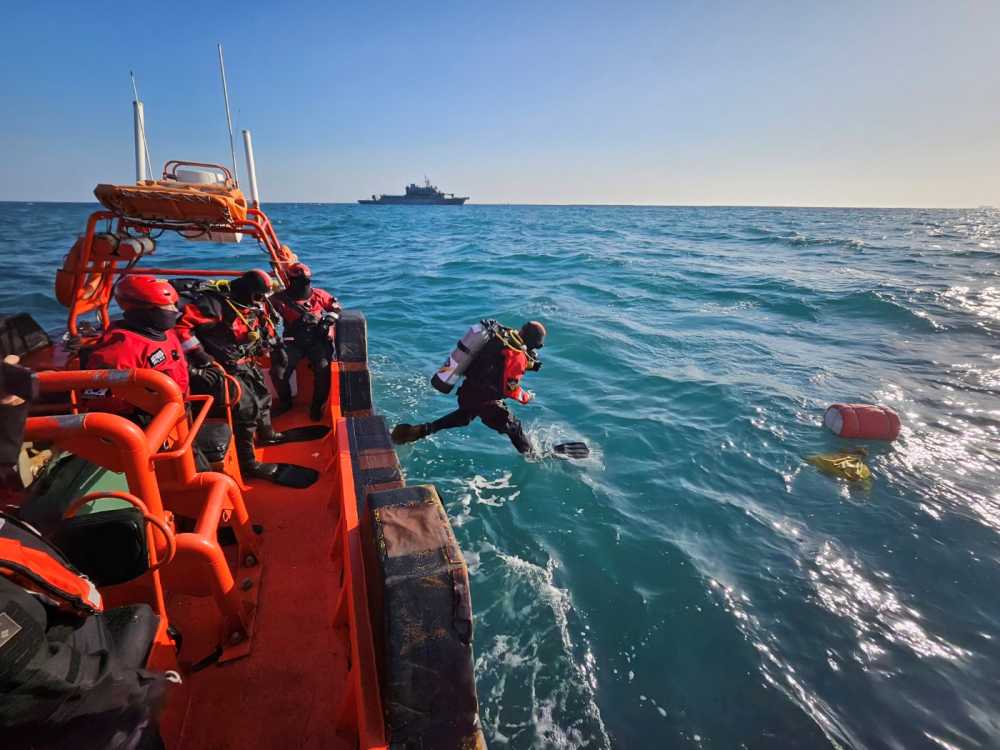 ▲ 해양경찰 중앙해양특수구조단 수중수색대원이 침몰선 위치에서 수중수색을 위해 입수하고 있다. ⓒ여수해양경찰서
