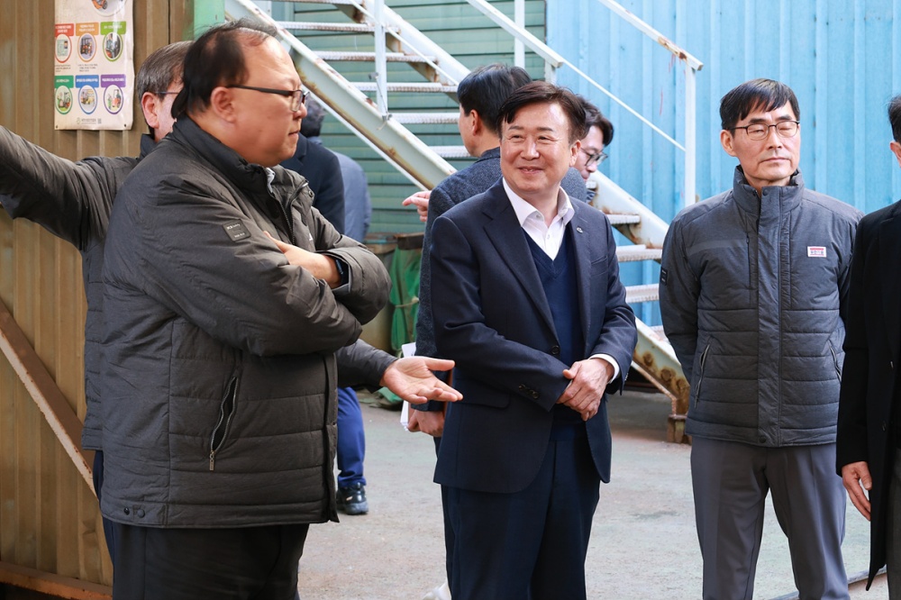 ▲ 4일 오전 정기명 여수시장이 ‘시장이 간다! 여수 통통’ 일환으로 여수국가산단 내 유한기술을 방문해 기업들의 실질적인 어려움을 살피고 현장의 목소리를 청취했다. ⓒ여수시