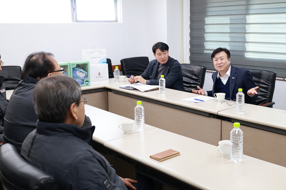 ▲ 4일 오전 정기명 여수시장이 ‘시장이 간다! 여수 통통’ 일환으로 여수국가산단 내 유한기술을 방문해 기업들의 실질적인 어려움을 살피고 현장의 목소리를 청취했다.ⓒ여수시