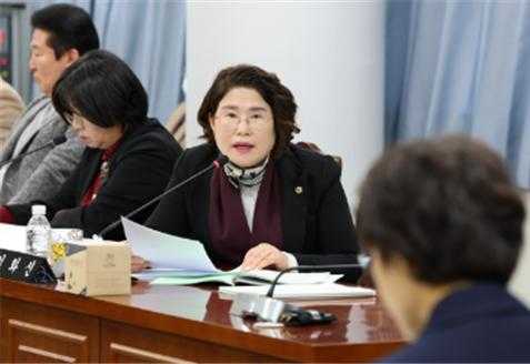 ▲ 지난 2월 13일 김화신 의원이 자치행정국장에게 소관 업무보고에 대해 질의하고 있다. ⓒ전라남도의회