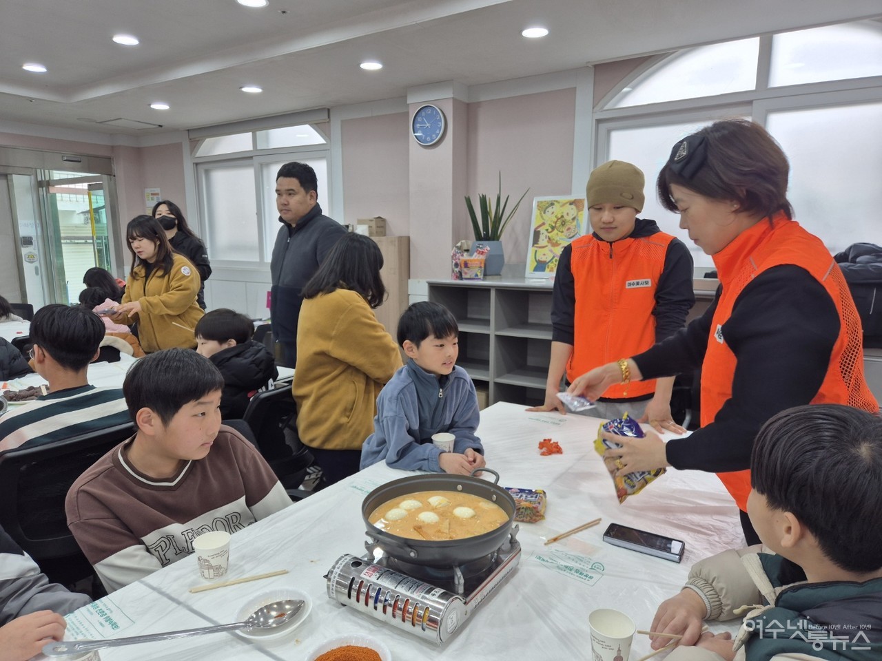 ▲ 아이꿈터 간식봉사에 참여하고 있는 꽃사모 장미경 회원과 정승철 학생이 아이들과 함께한 모습 ⓒ심명남