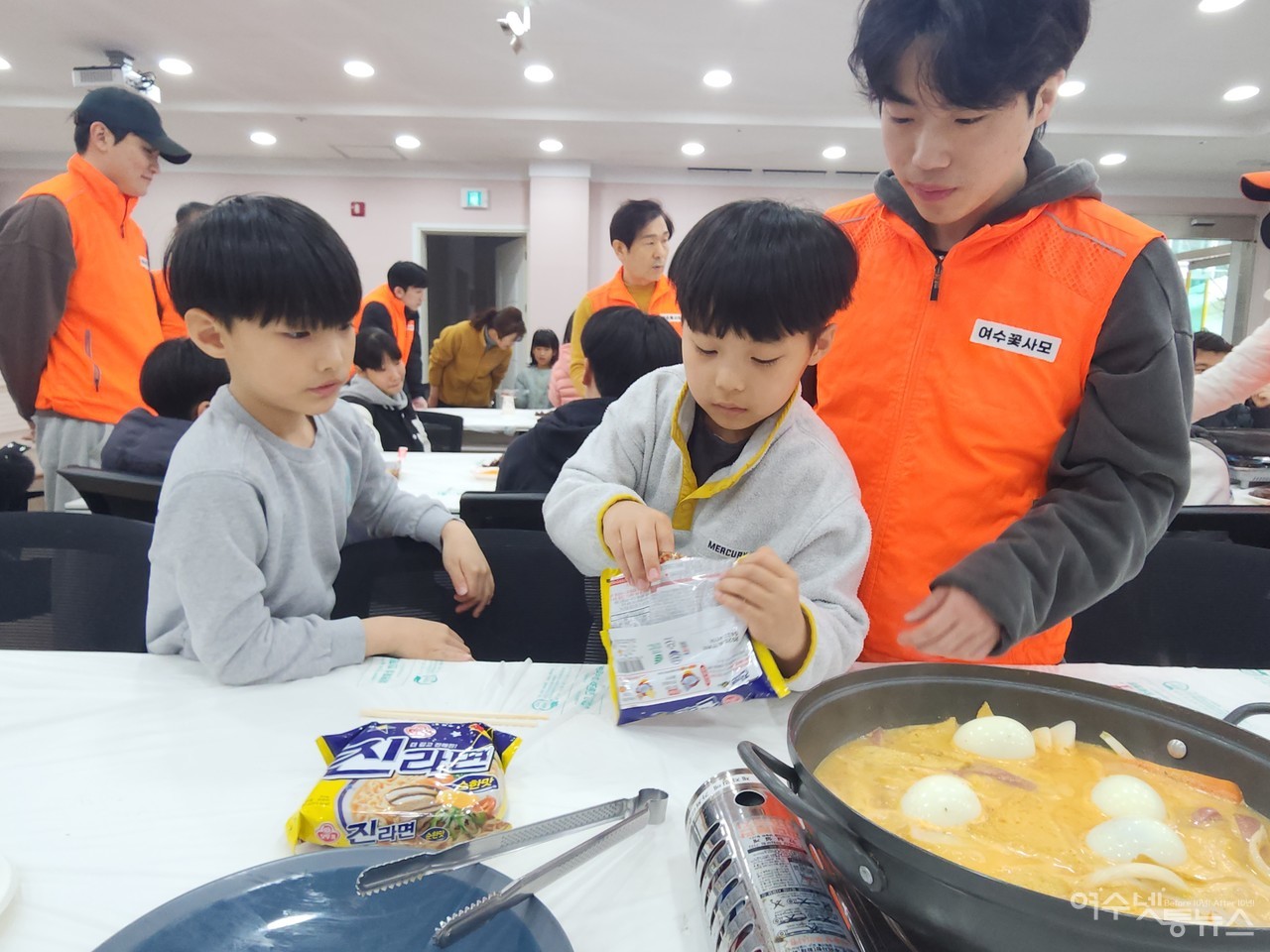 ▲ 요리사가 꿈인 아이꿈터 정군이 친구와 떡볶이를 요리하고 있다 ⓒ심명남