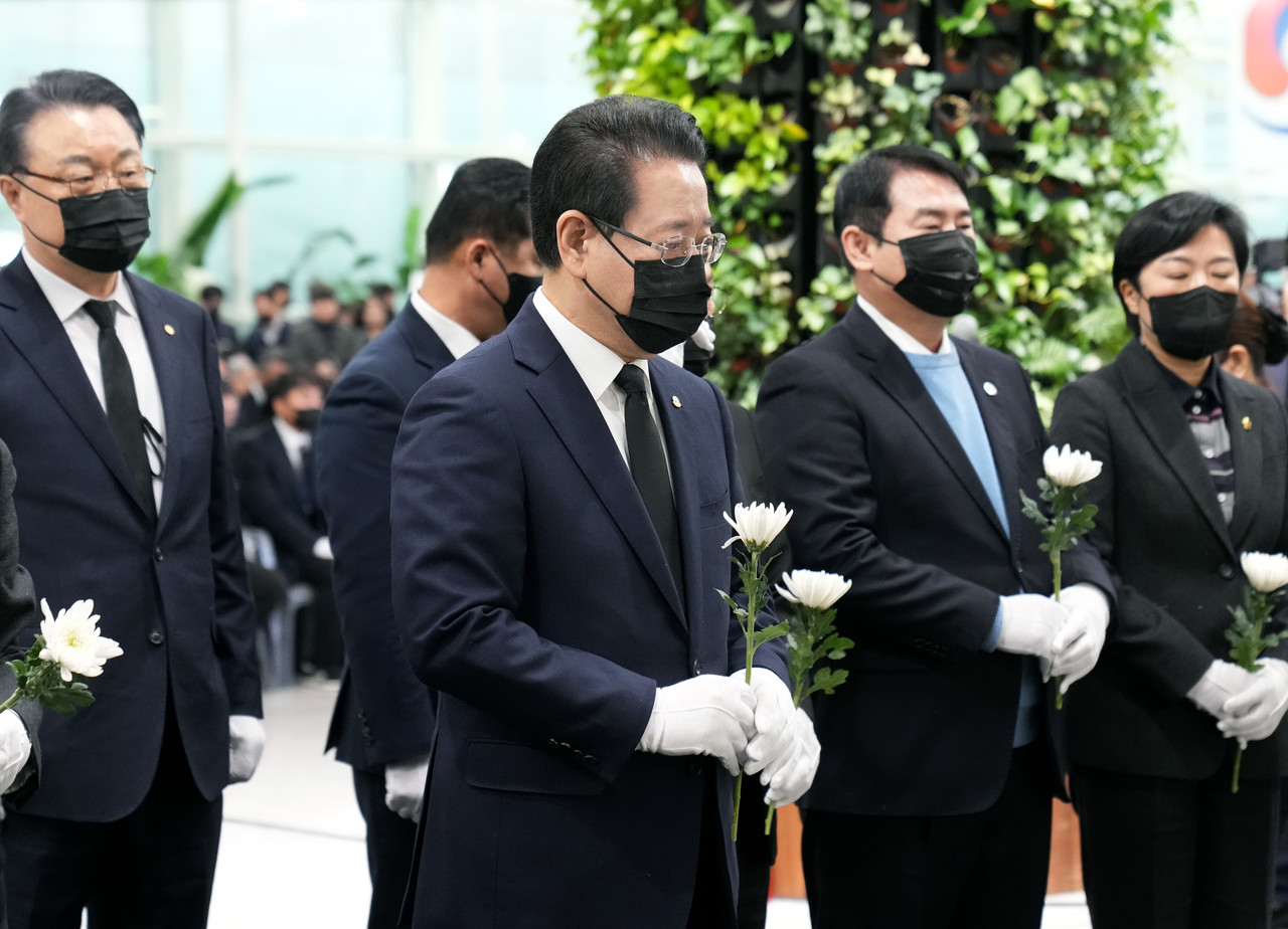 ▲ 김영록 전라남도지사가 15일 무안국제공항에서 열린 ‘12·29 제주항공 여객기 참사 희생자 49재 합동위령제’에서 단체장들과 헌화하고 있다.ⓒ전라남도