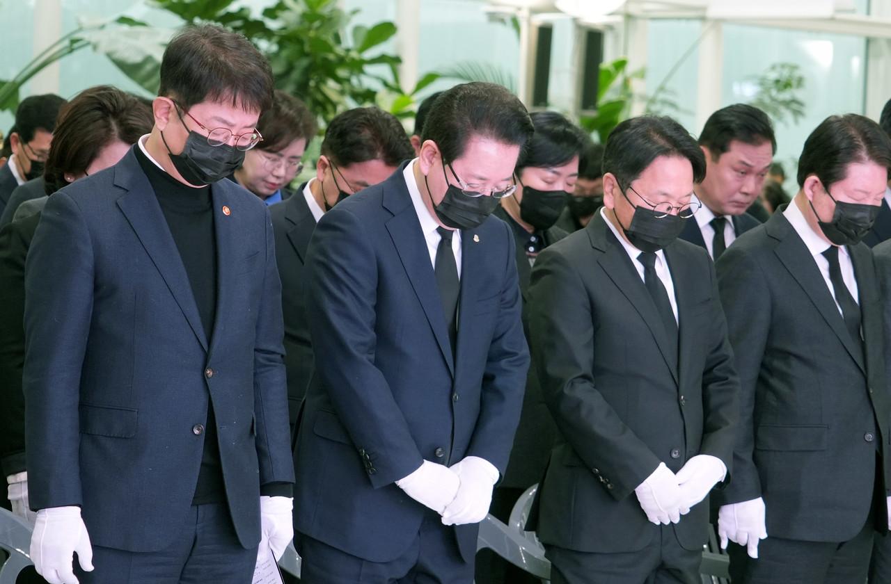 ▲김영록 전라남도지사가 15일 무안국제공항에서 열린 ‘12·29 제주항공 여객기 참사 희생자 49재 합동위령제’에서 묵념하고 있다. ⓒ전라남도