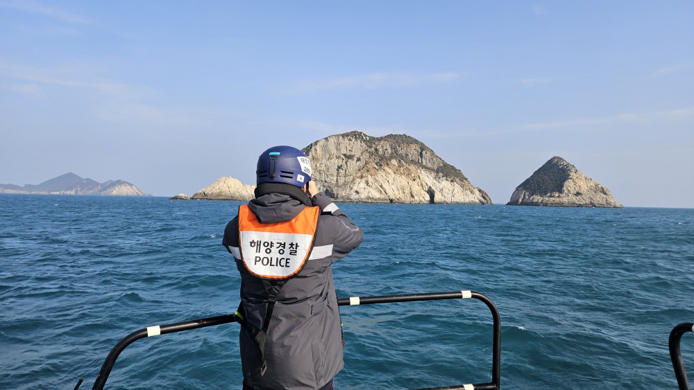 ▲거문도 연안구조정이 실종선원을 찾기위해 해상 수색을 진행하고 있다. ⓒ여수해양경찰서