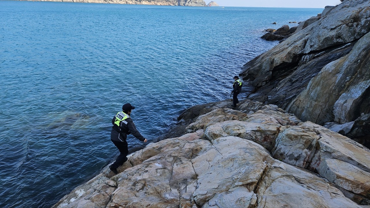 ▲거문도 해안에서 해양경찰관들이 제22서경호 실정선원들을 찾기위해 수색에 나서고 있다. ⓒ여수해양경찰서