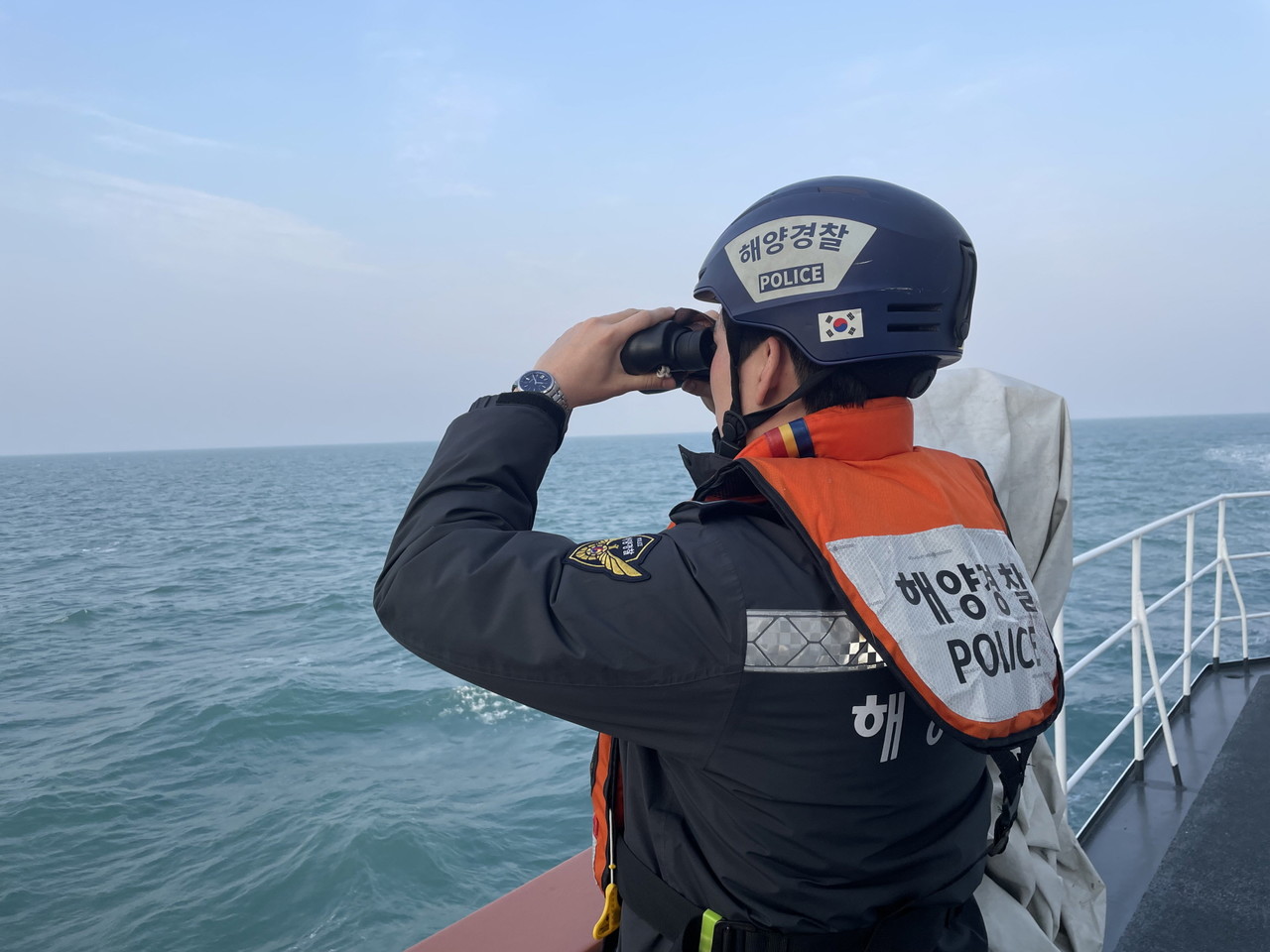 ▲ 경비함정이 실종 선원을 찾기 위해 해상 수색을 진행하고 있다. ⓒ여수해양경찰서