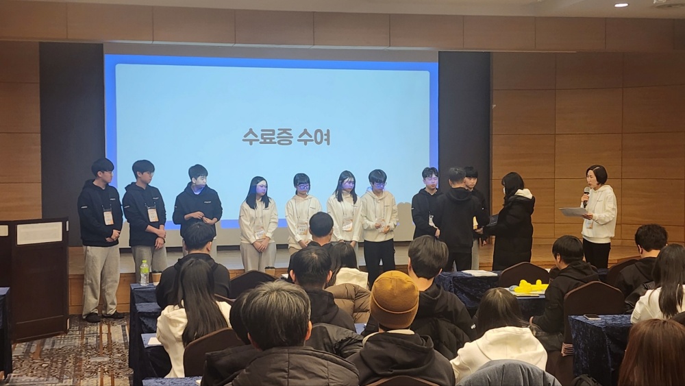 ▲학생들에게 수료증을 수여하고 있다. ⓒ전라남도교육청