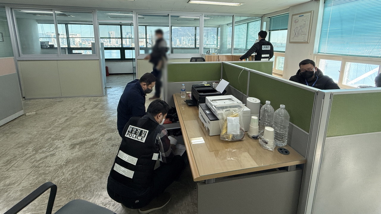 ▲ 여수해양경찰 형사들이 선사사무실 압수수색을 진행하고 있다. ⓒ여수해양경찰서