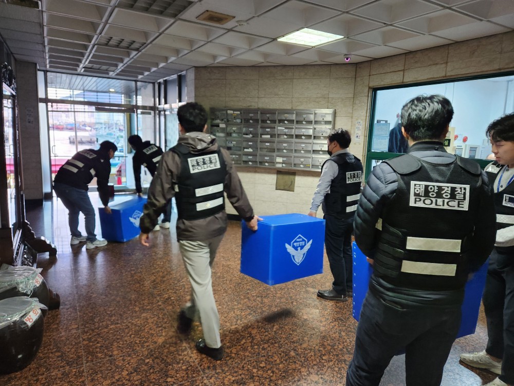 ▲ 여수해양경찰 형사들이 선사사무실 압수수색을 진행하고 있다. ⓒ여수해양경찰서