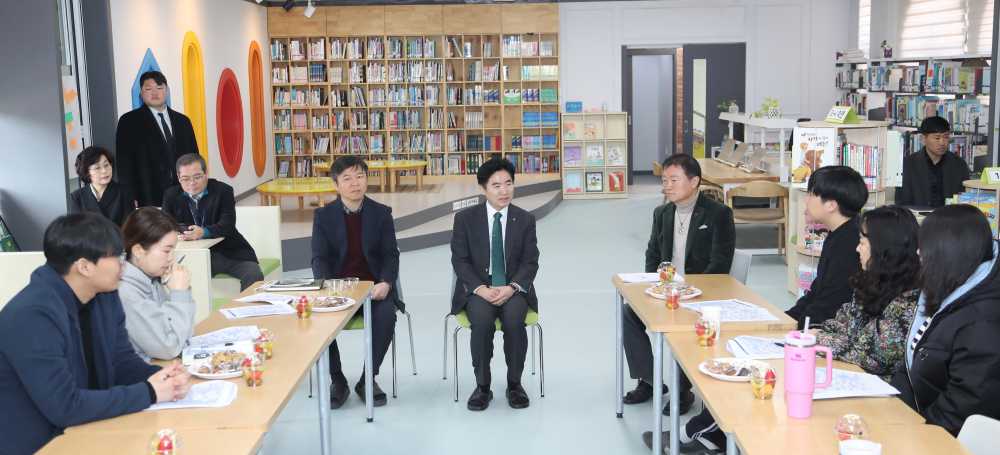 ▲ 김대중 교육감과 불갑초등학교 교육가족들이 새학년 준비 현황과 학생 안전관리 방안을 논의하고 있다.   ⓒ전라남도교육청