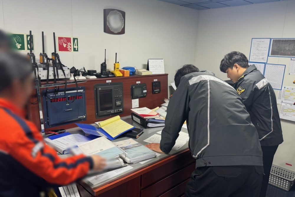 ▲ 해경이 수출용 패류생산 지정해역 해양오염 단속을 진행중이다. ⓒ여수해양경찰서