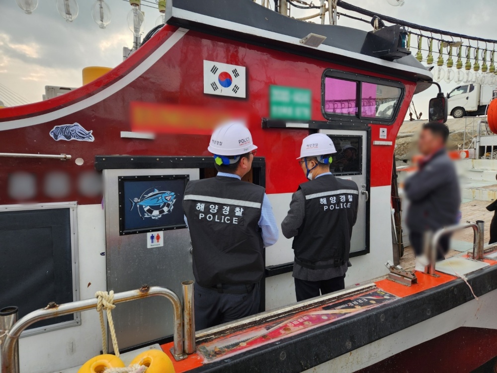 ▲ 해경이 수출용 패류생산 지정해역 해양오염 단속을 진행중이다. ⓒ여수해양경찰서