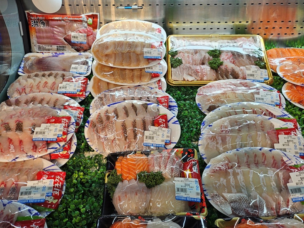 ▲여수식자재마트 죽림점 수산코너에 진열된 참돔회. ⓒ여수시