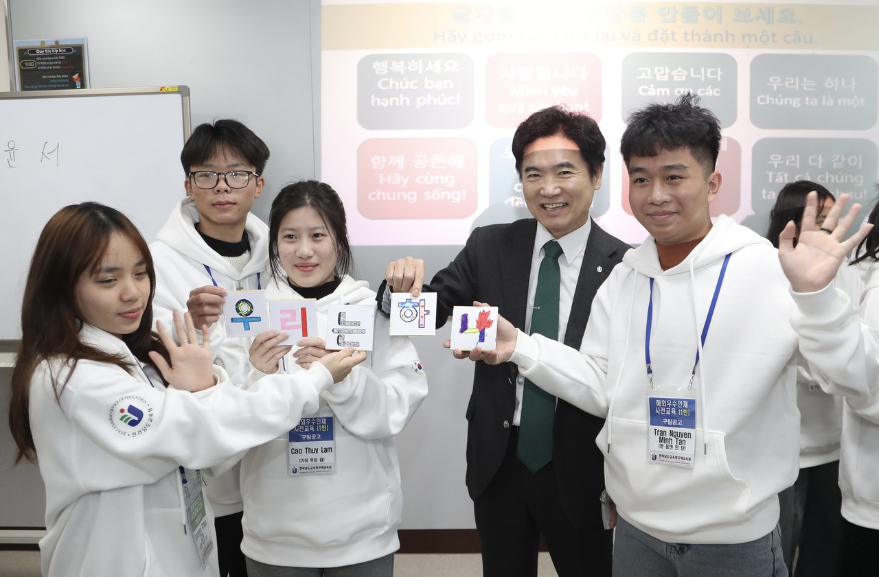 ▲ 김대중 전남교육감과 해외 학생들이 ‘우리는 하나’라는 글자가 적힌 종이를 들어 보이고 있다. ⓒ전라남도교육청