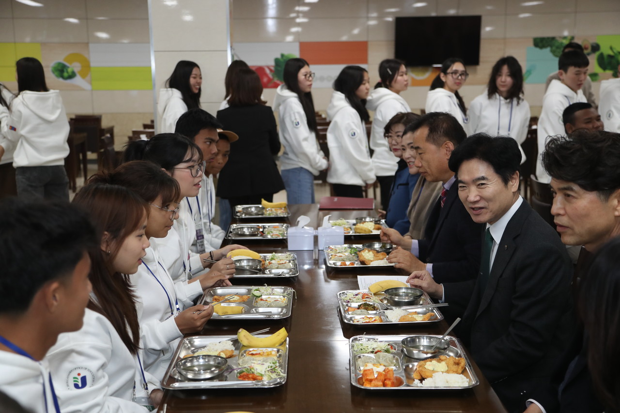 ▲ 김대중 전남교육감과 해외 학생들이 함께 급식을 먹고 있다. ⓒ전라남도교육청