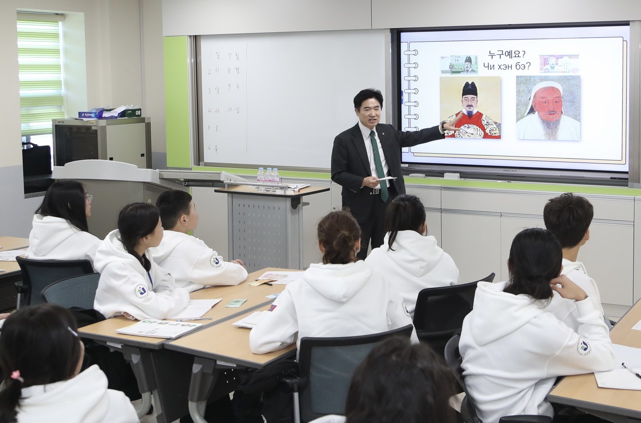 ▲ 김대중 전남교육감이 ‘화폐 속 역사적 인물’ 주제 수업에서 특별 강연을 하고 있다. ⓒ전라남도교육청