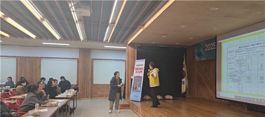 ▲ 교육중 문답에 응하며 경품을 받는 활동지원사