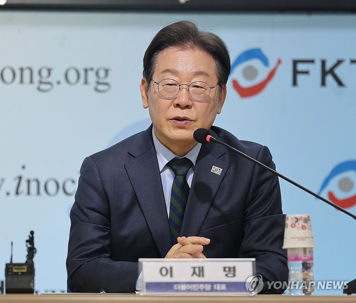 ▲ 발언하는 이재명 대표(서울=연합뉴스) 류영석 기자 = 더불어민주당 이재명 대표가 21일 서울 여의도 한국노총 사무실에서 열린 민주당-한국노총 간담회에서 인사말을 하고 있다. 2025.2.21 ondol@yna.co.kr