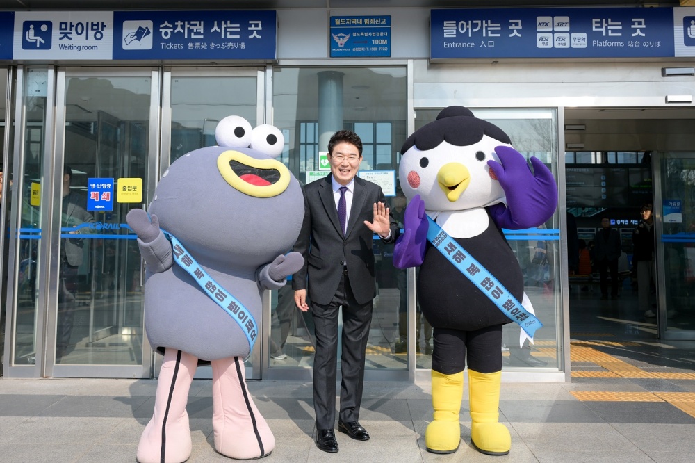 ▲ 지난 1월 노관규 순천시장이 루미뚱이와 함께 순천역에서 귀성객 환영행사에 참여했다. ⓒ순천시