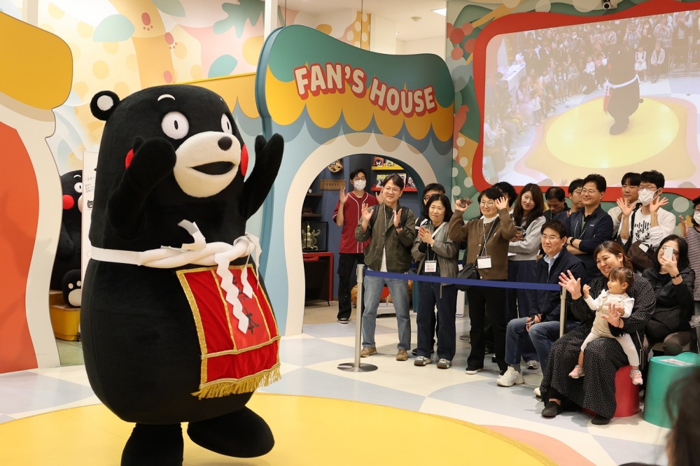 ▲노관규 순천시장이 일본 구마모토현의 마스코트 쿠마몬의 공연을 관람하고 있다. ⓒ순천시