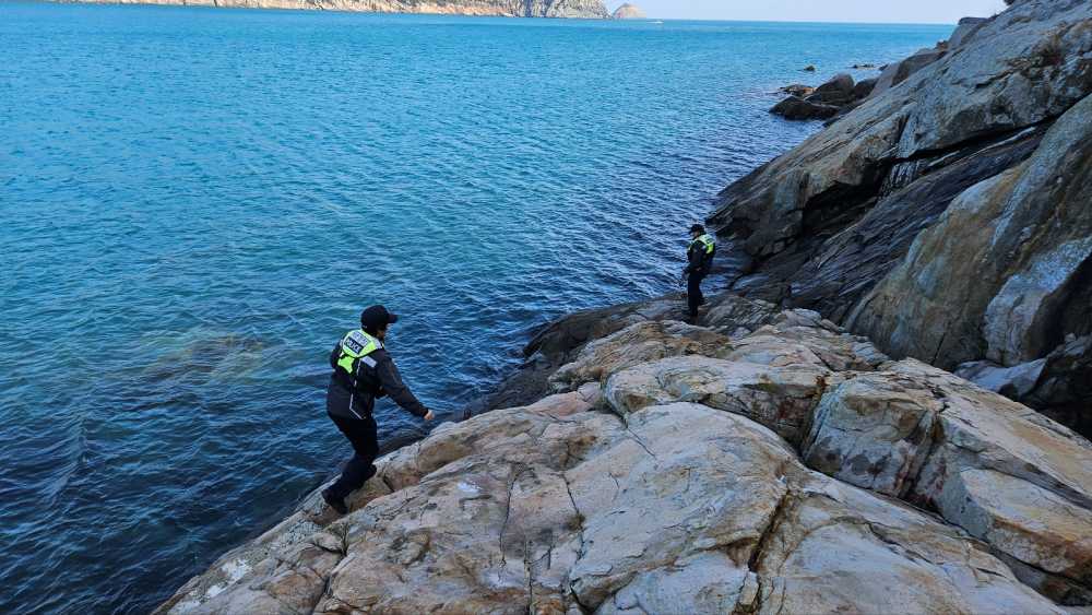 ▲거문도 해안가에서 제22서경호 침몰 사고 실종자를 수색하는 해경. ⓒ여수해양경찰서