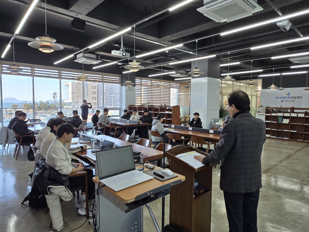 ▲진로진학상담센터 꿈대로 취업역량 강화 캠프에서 참가자를 대상으로 프로그램 운영 내용을 안내하고 있다. ⓒ전라남도교육청