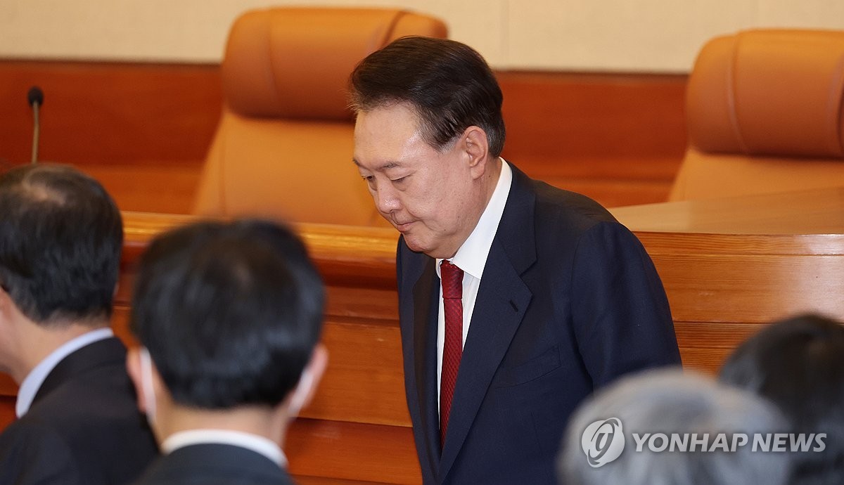 ▲ 윤 대통령, 탄핵심판 10차 변론기일 출석(서울=연합뉴스) 윤석열 대통령이 20일 서울 종로구 헌법재판소에서 열린 본인의 탄핵심판 10차 변론에 출석하고 있다. 2025.2.20 [사진공동취재단] photo@yna.co.kr