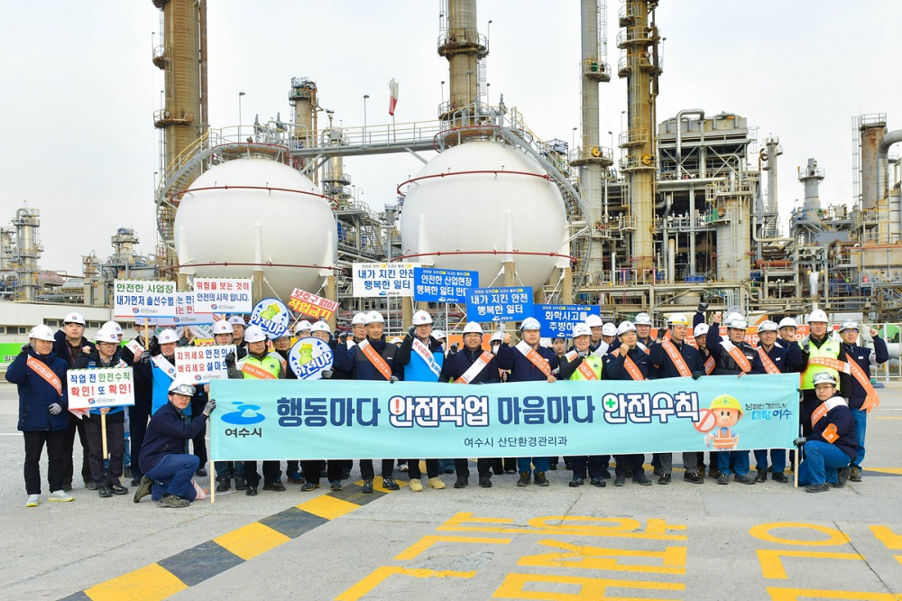 ▲ 정기명 여수시장, 한화솔루션서 산단 출근길 안전문화 캠페인 전개 ⓒ여수시