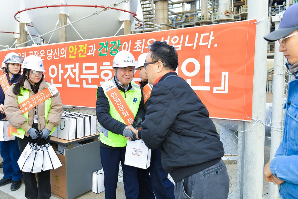 ▲ 정기명 여수시장, 한화솔루션서 산단 출근길 안전문화 캠페인 전개 ⓒ여수시