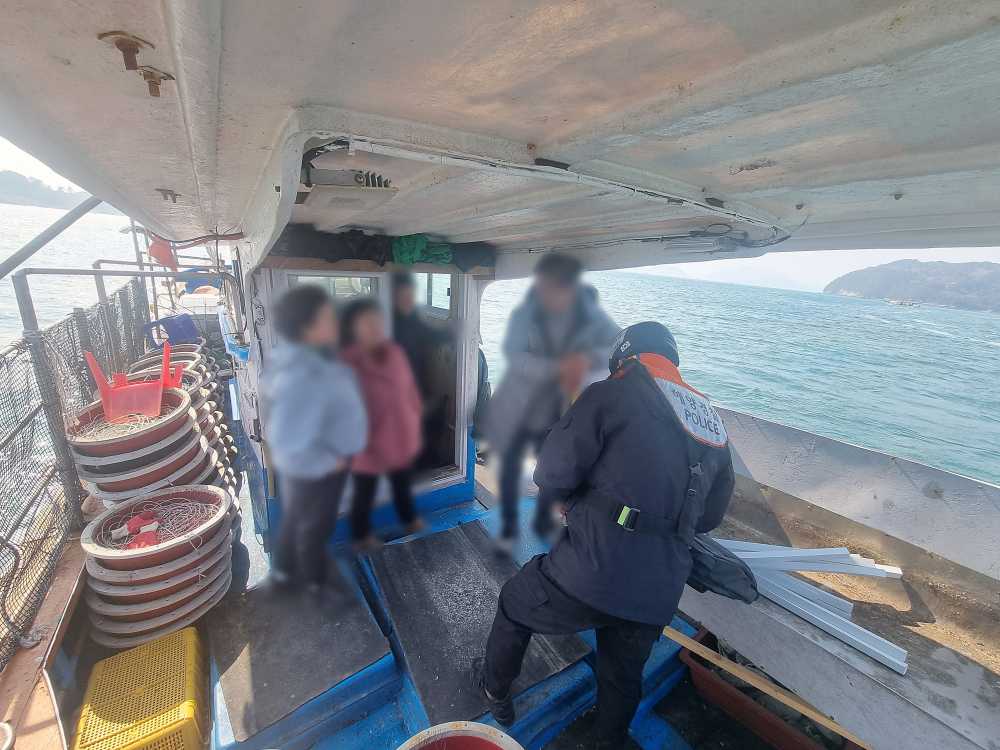 ▲여수해경이 돌산도 인근해상에서 '승선원초과'로 적발 ⓒ여수해양경찰서