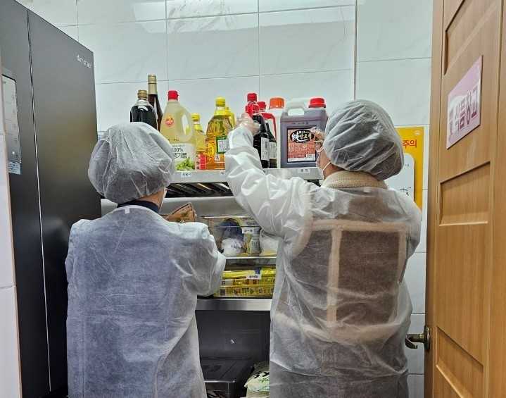 ▲신학기 대비 학교급식 특별점검단이 식재료 소비기한을 확인하고 있다. ⓒ전라남도교육청