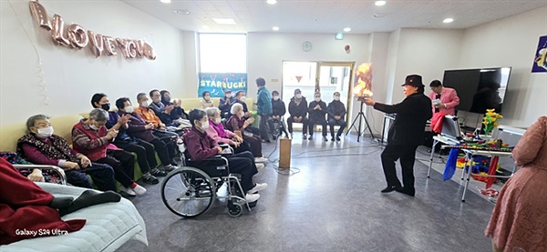 ▲늘품요양원에 계시는 어르신들을 위한 다채로운 행사 모습 ⓒ오문수