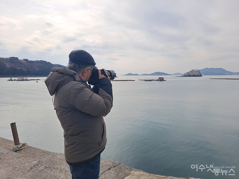 ▲박근세 사진작가가 여수 돌산에서 섬(상증도)을 촬영하고 있다. ⓒ조찬현