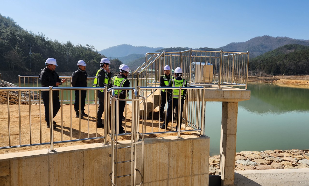 ▲ 해빙기 안전점검(영암 금정지구 수리시설개보수사업) ⓒ전라남도