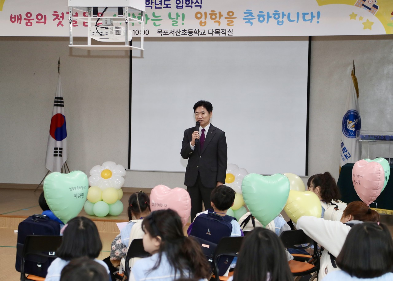 ▲김대중 전남교육감이 목포서산초등학교 입학식에서 학생들에게 인사말을 전하고 있다.  ⓒ전라남도교육청